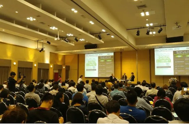 อ.เบิร์ด CP ALL — บรรยายร่วมกับ อ.ธันยวัช เรื่อง Digital Economy