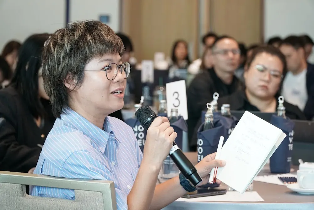 ศิษย์เก่ายกไมค์ถามคำถามในงาน Meeting ครั้งที่ 5